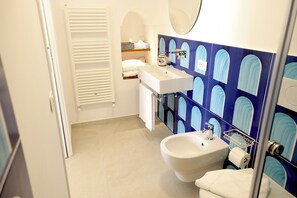 Dusj, hårføner, bidé og håndklær