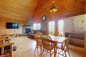 Dining - Cozy Family Friendly Green Cabin Unit A (Warrens)