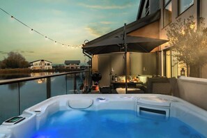 Terrace/patio - Still Waters - Scandinavian Lake Retreat (South Cerney)