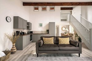 TV, DVD player, table football, offices - New Market - Modern Stay in Cotswolds with Hot Tub (Gloucestershire)