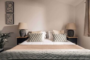 Desk, iron/ironing board, travel cot, WiFi - New Market - Modern Stay in Cotswolds with Hot Tub (Gloucestershire)