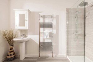 Douche, sèche-cheveux, serviettes fournies, shampoing