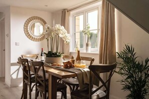Dining - New Market - Modern Stay in Cotswolds with Hot Tub (Gloucestershire)