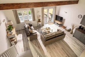 TV, DVD player, table football, offices - New Market - Modern Stay in Cotswolds with Hot Tub (Gloucestershire)