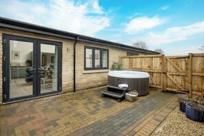 Terrace/patio - Goodwood - Modern Stay in Cotswolds with Hot Tub (South Cerney)