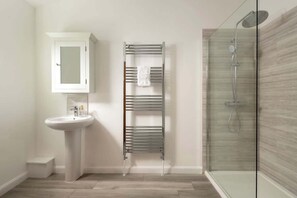 Shower, hair dryer, towels, shampoo - Goodwood - Modern Stay in Cotswolds with Hot Tub (South Cerney)