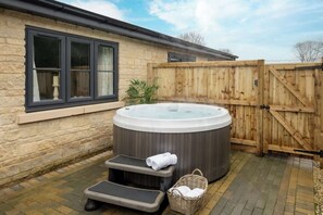 Outdoor spa tub - Goodwood - Modern Stay in Cotswolds with Hot Tub (South Cerney)
