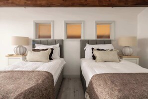 Desk, iron/ironing board, travel cot, WiFi - Goodwood - Modern Stay in Cotswolds with Hot Tub (South Cerney)