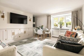 TV, offices - The Atelier  A Stylish Cheltenham Hideaway for 4 (Gloucestershire)