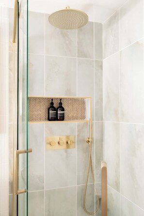 Shower, hair dryer, towels, shampoo - The Atelier  A Stylish Cheltenham Hideaway for 4 (Gloucestershire)