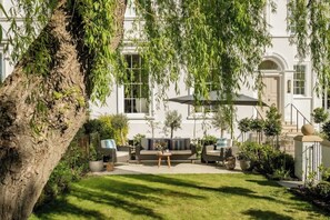 Property grounds - The Atelier  A Stylish Cheltenham Hideaway for 4 (Gloucestershire)