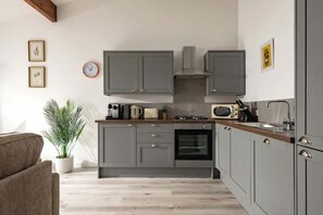 Fridge, microwave, oven, stovetop - Epsom - Cosy Stay in the Cotswolds (Gloucestershire)