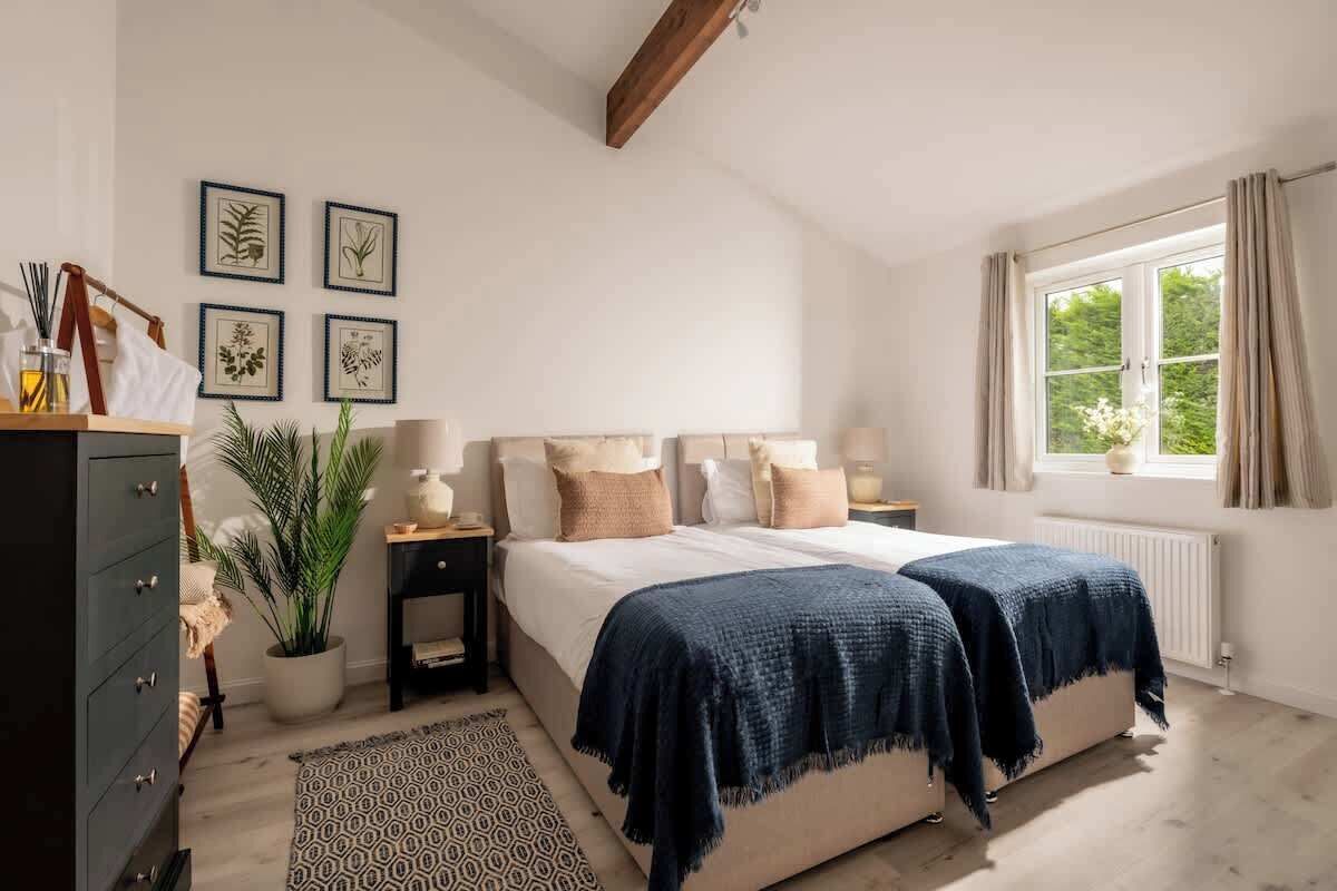 3 bedrooms, desk, iron/ironing board, travel cot