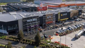 Ein gewerbliches Gebiet mit den Restaurants Taco Bell, KFC und Carl's Jr.