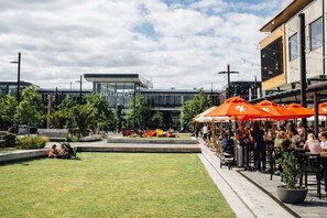 Outdoor dining - Separate Entrance Guesthouse • Ensuite • Parking (Auckland)