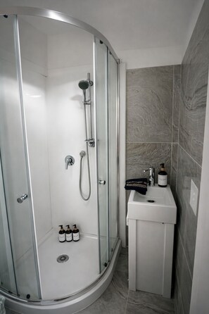 Toallas, jabón, papel de baño 