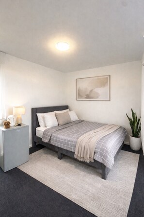 WiFi, bed sheets - Separate Entrance Guesthouse • Ensuite • Parking (Auckland)