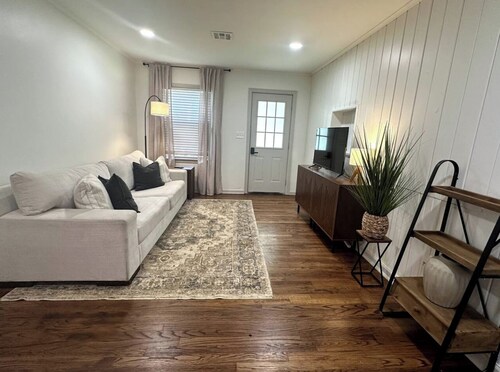 Gwendolyn-3 Minutes to Cherry St-Spacious-Midtown