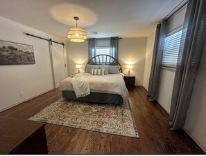 3 室のベッドルーム、デスク、アイロン / アイロン台、WiFi (無料)