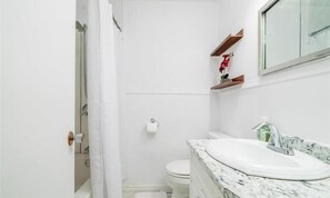 Sèche-cheveux, serviettes fournies, savon, papier toilette