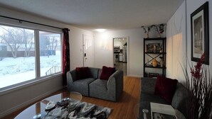 Living area - Cozy 3 bedroom home close to all amenities (Winnipeg)