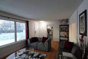 Living area - Cozy 3 bedroom home close to all amenities (Winnipeg)