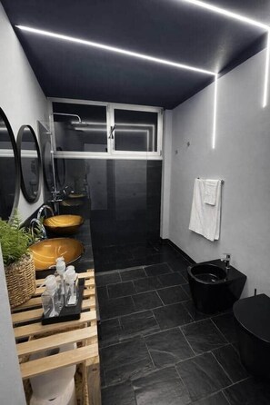Douche, bidet, savon, shampoing