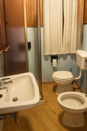 Regadera, bidet, toallas, jabón 