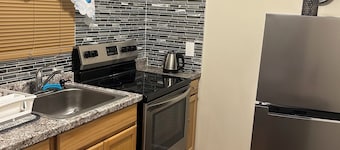 Cozy studio with 1 bedroom in peaceful Stratford retreat