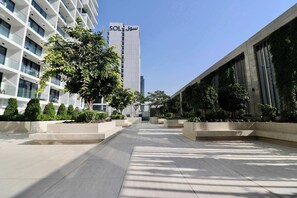 Property grounds - Rentico l Luxury 1BR Burj Khalifa & Canal View (Dubai)