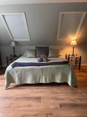 4 bedrooms, iron/ironing board, WiFi, bed sheets