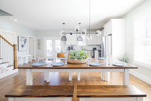 4 bedroom home, sleeps 12, 10 minutes from Broadway, Firepit, and Backyard!