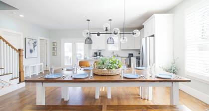 4 bedroom home, sleeps 12, 10 minutes from Broadway, Firepit, and Backyard!