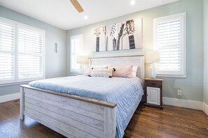 4 habitaciones, escritorio y tabla de planchar con plancha 