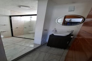 Shower, towels, toilet paper - Vacation Home with Private Pool and Palapa | Ample Space for Relaxation (Manzanillo)
