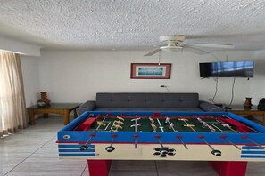 Games room - Vacation Home with Private Pool and Palapa | Ample Space for Relaxation (Manzanillo)