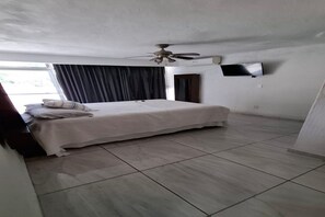 4 bedrooms, free WiFi, bed sheets - Vacation Home with Private Pool and Palapa | Ample Space for Relaxation (Manzanillo)