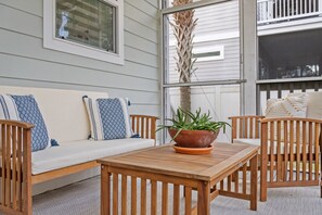 Terrace/patio - 30A Home • Sleeps 8 • Private Yard + 4 Bikes, Near Rosemary Beach, Inlet Beach (Inlet Beach)