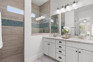 Shower, towels, soap, shampoo - 30A Home • Sleeps 8 • Private Yard + 4 Bikes, Near Rosemary Beach, Inlet Beach (Inlet Beach)