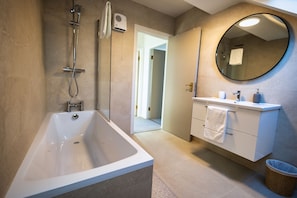 Douche, sĂšche-cheveux, serviettes fournies, savon