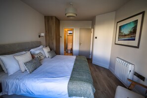 Tabla de planchar con plancha, internet y ropa de cama 