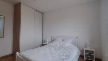 4 bedrooms, iron/ironing board, free WiFi