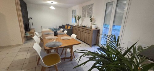 Air-conditioned single-storey house sleeps 10