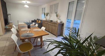 Air-conditioned single-storey house sleeps 10