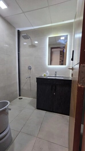 Comfort studio, balkon, uitzicht op de stad | Badkamer | Gratis toiletartikelen, zeep, shampoo, toiletpapier