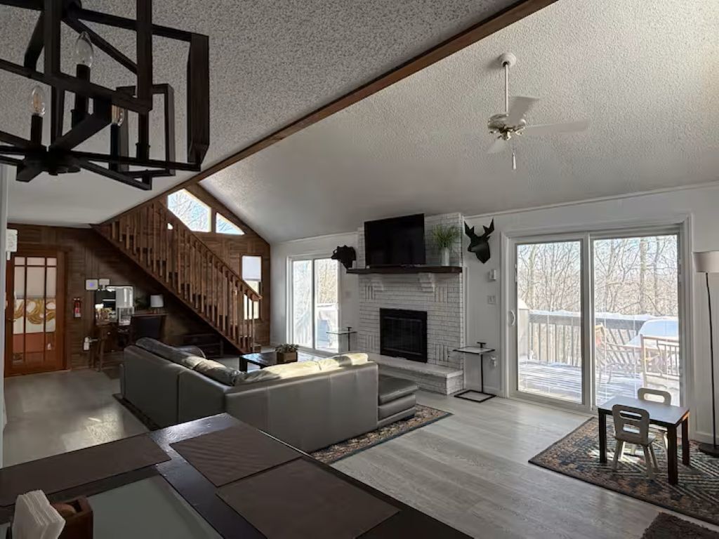 Smart TV, chimenea, futbolito y tenis de mesa 