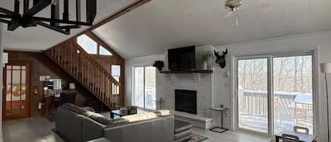Smart TV, chimenea, futbolito y tenis de mesa