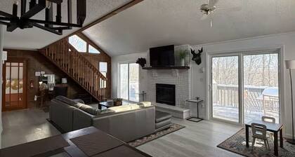 Cozy Mountain Escape-Poconos-Four Season Amenities-Game Room-Fire Pit-Hot Tub