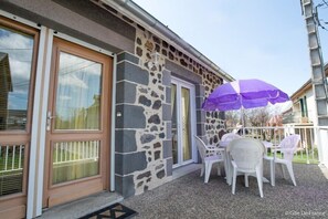 Outdoor dining - Les Hirondelles - NEBOUZAT (NEBOUZAT)
