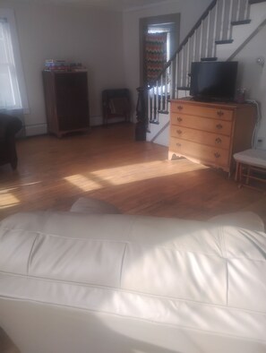 Living area - Spacious 4-bedroom house in charming Shirley awaits you (Shirley)